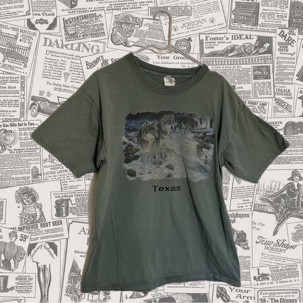 Gildan, Texas, Coyotes in Snow, Graphic Tee, Adult Size Large. Stone-blue color